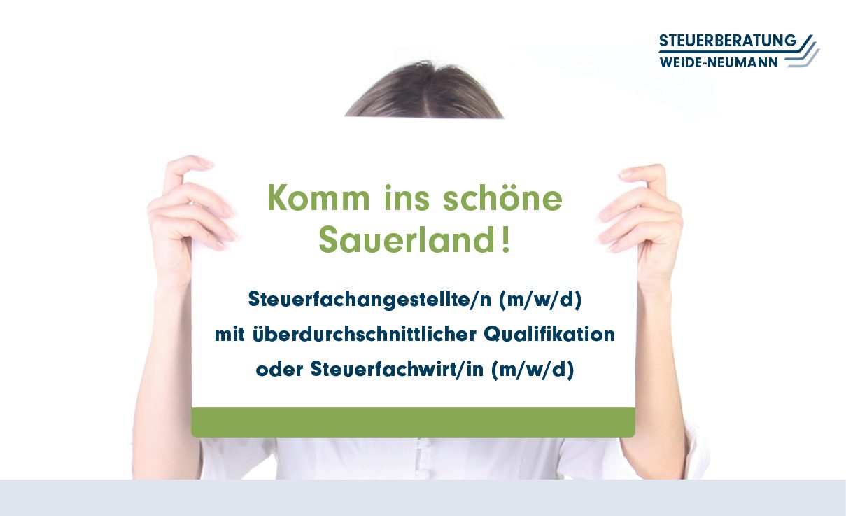 Stellenausschreibung Person hält ein Schild mit der Aufschrift: "Komm ins schöne Sauerland!"